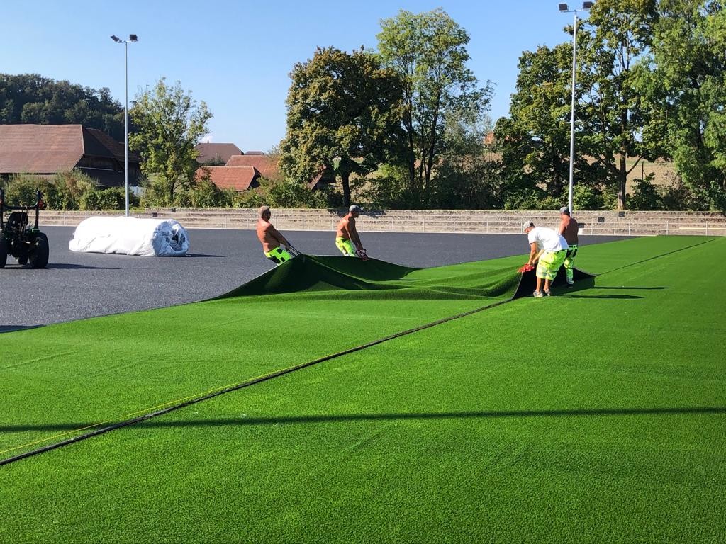 Fussballplatz in Worb Der Kunstrasen ist verlegt