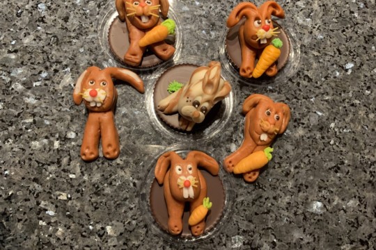 Marzipan modellieren im Dorfmuseum: Osterhasen in bunter Vielfalt
